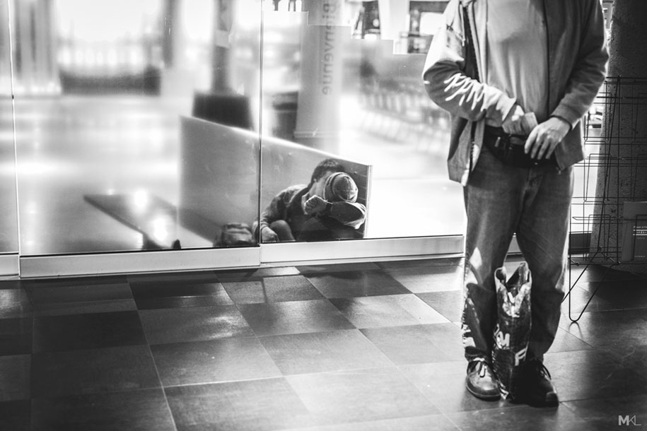 couples-kissing-hugging-public-spaces-black-white-photography-mikael-theimer-2